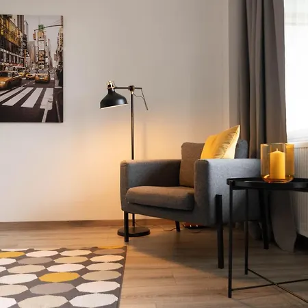 Bright - - Balcony - Tradefair Apartment *